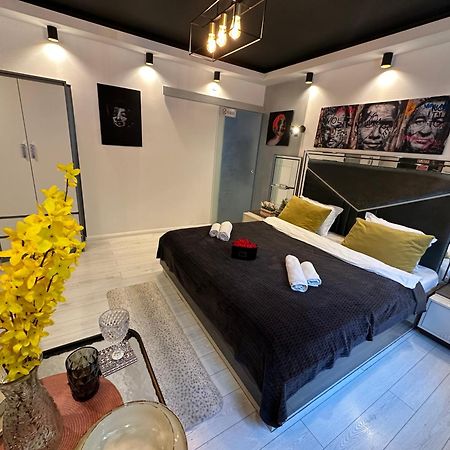 The Fame - Modern Studio In Top Location & Parking ไกรโอวา ภายนอก รูปภาพ