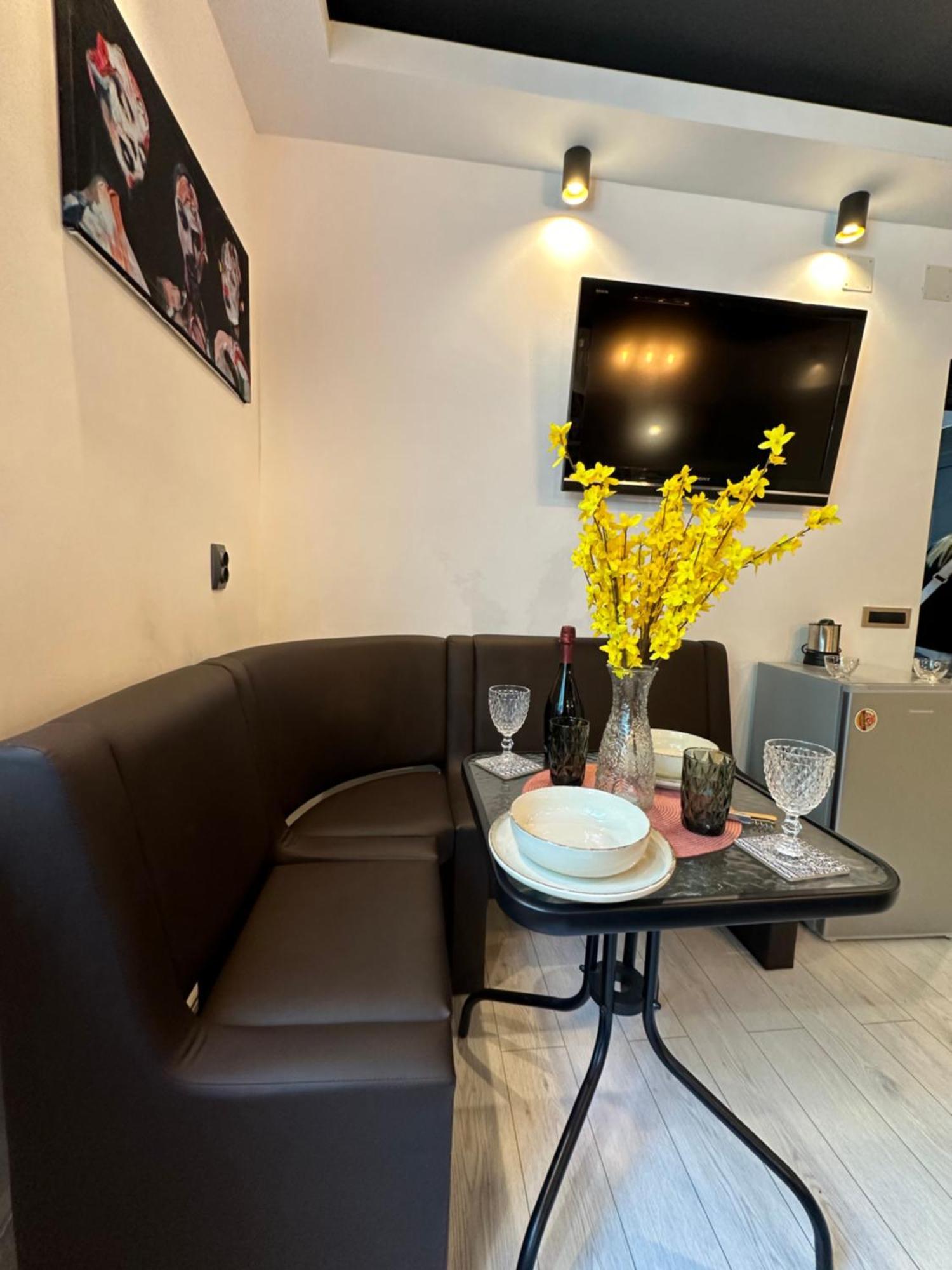 The Fame - Modern Studio In Top Location & Parking ไกรโอวา ภายนอก รูปภาพ