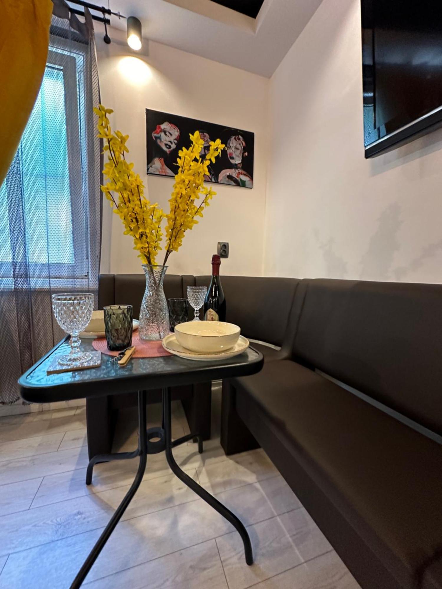 The Fame - Modern Studio In Top Location & Parking ไกรโอวา ภายนอก รูปภาพ
